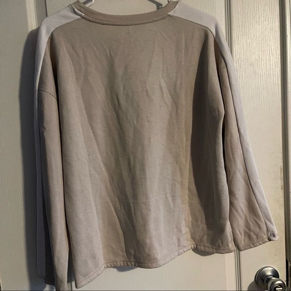✨Disney Mickey Mouse NWOT Tan and White Cropped Sweater - Size Large ✨ - Picture 2 of 11